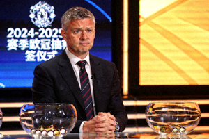 曼联代表在抽签仪式现场的表情瞬间